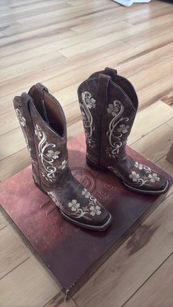 Women cowgirl boots