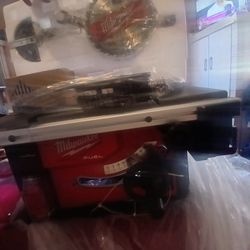 Cerrucho Grande De Meza Para Cortar Madera,inclulle Cargador Y Pila Y Hoja De Cortar,Nuevo En Su Caja.