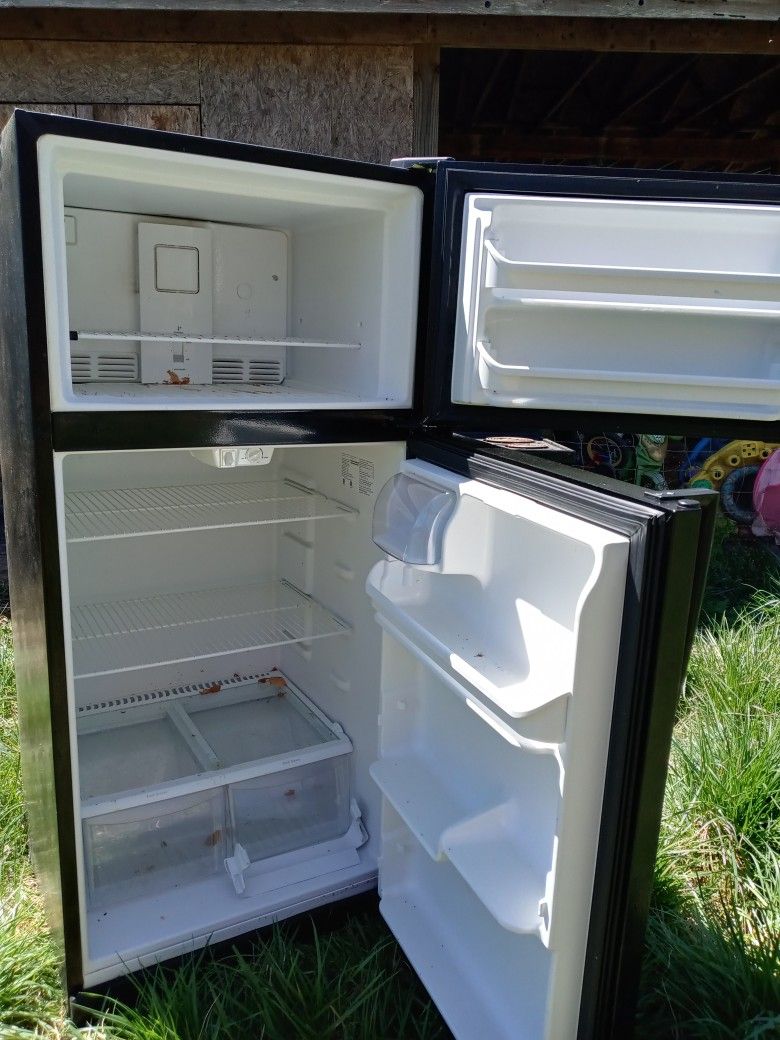 Refrigerator and stove for Sale in Atlanta, GA - OfferUp