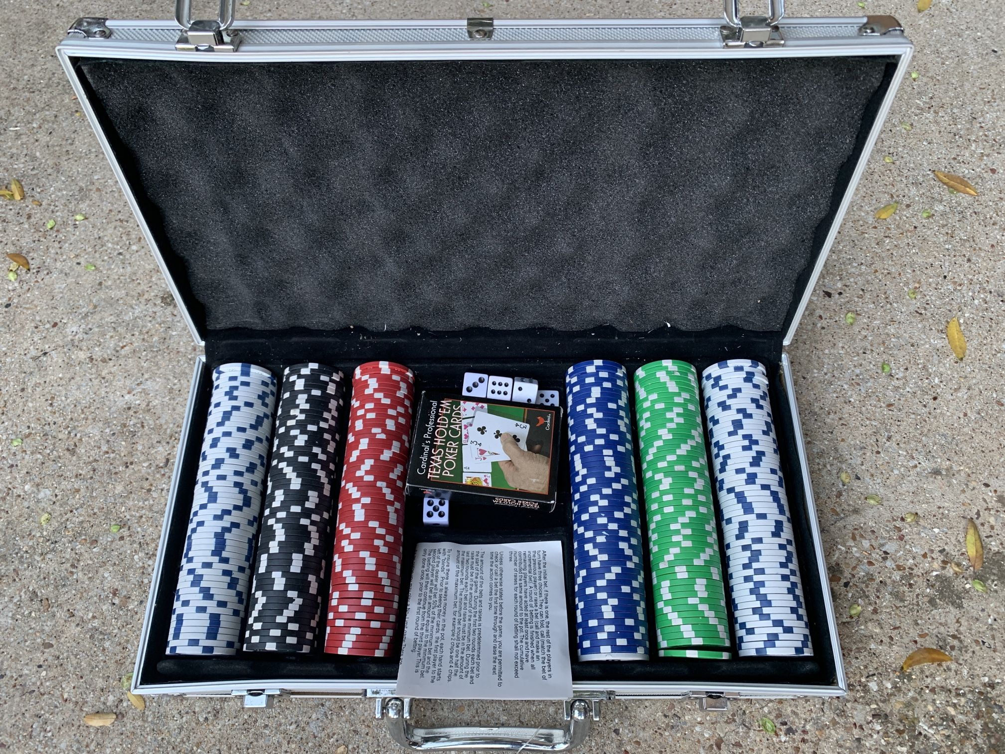 🎲 Poker Chip Set with Case – 5 Denominations – Good Condition! 🎲