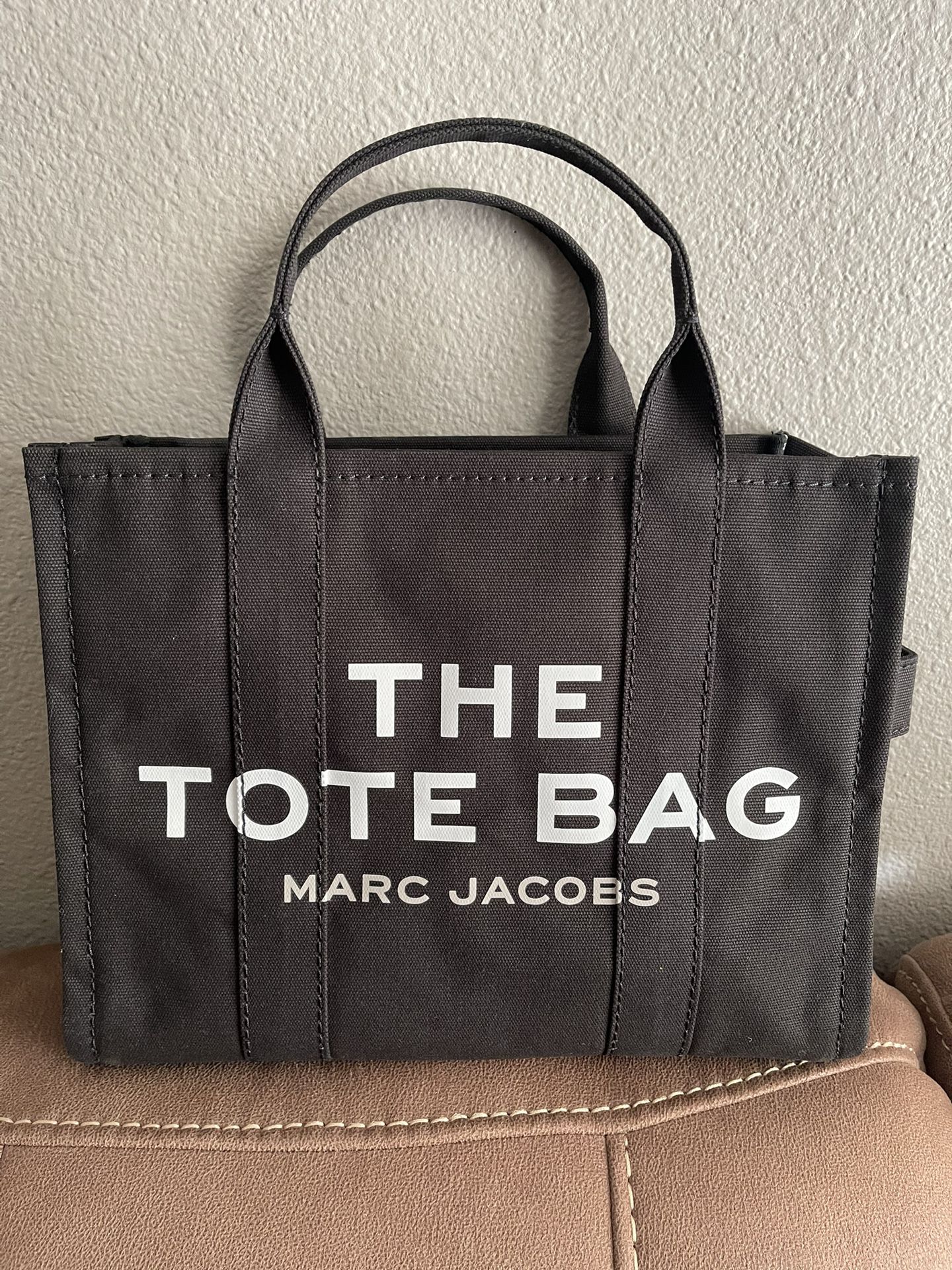 The Tote Bag Medium Marc Jacobs Black Color.