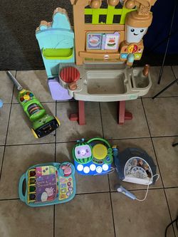Kids play toys