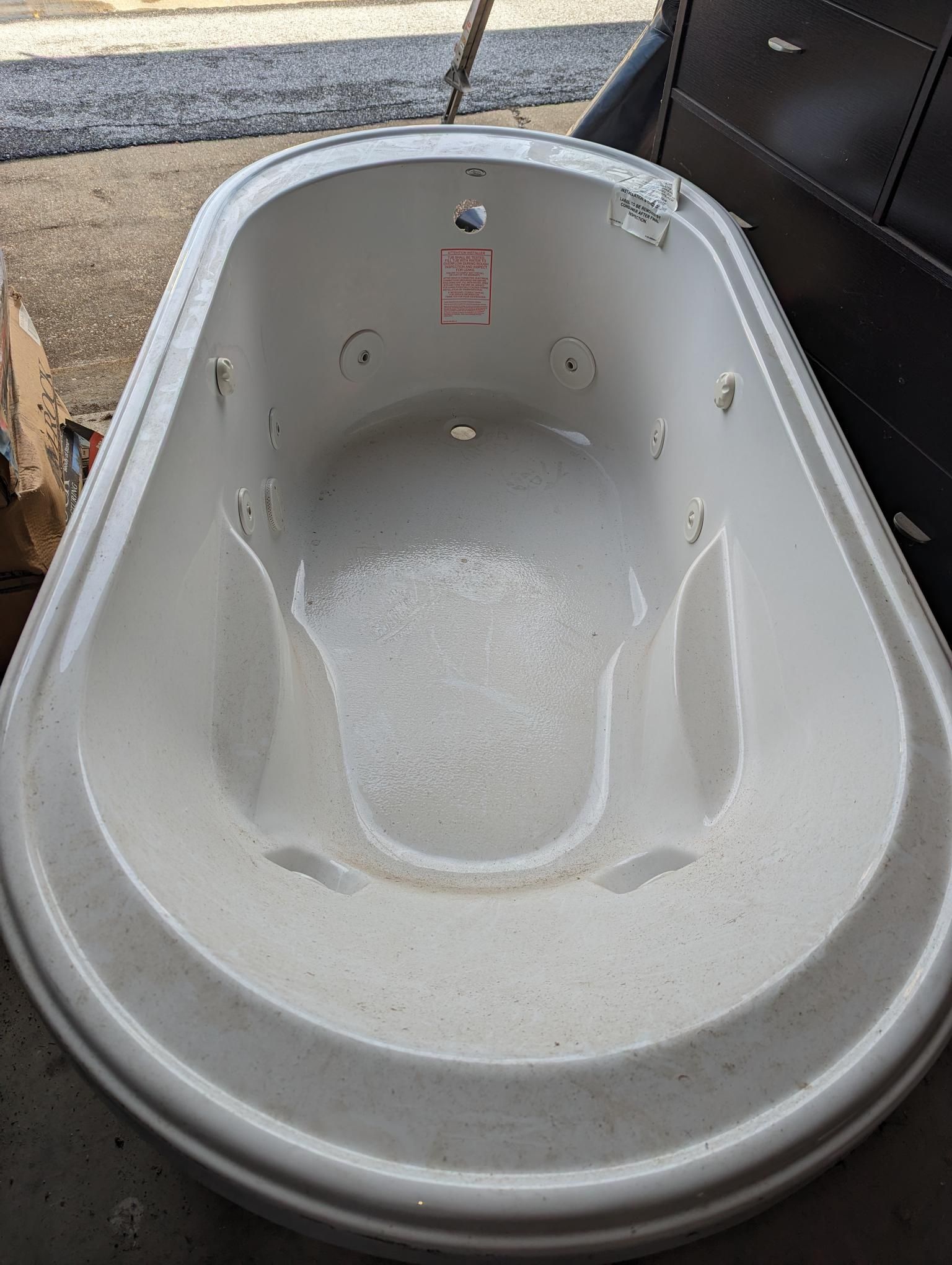 BRAND NEW!!!! 8 Jet Jacuzzi Tub 🛁 