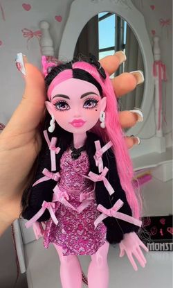 Mattel Monster High Draculaura 11in Fashion Doll Articulated