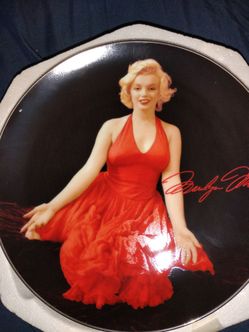 Bradford Exchange Marilyn Monroe 'Lady in Red' Collector Plate by Milton H. Greene