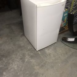 Mini refrigerator