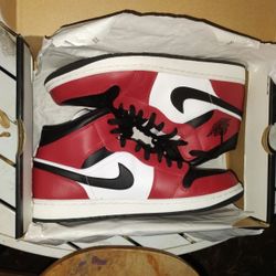 Air Jordan 1 Mid "Chicago Toe"