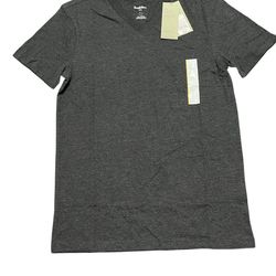 Men’s gray v-neck shirt