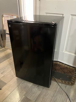 GE 4.3 Cu Ft Spacemaker Refrigerator WMR04BAPBB Dorm, Black