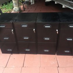 4 Staples filing cabinets w keys and lock exc condition 75$ each or 250$ for all