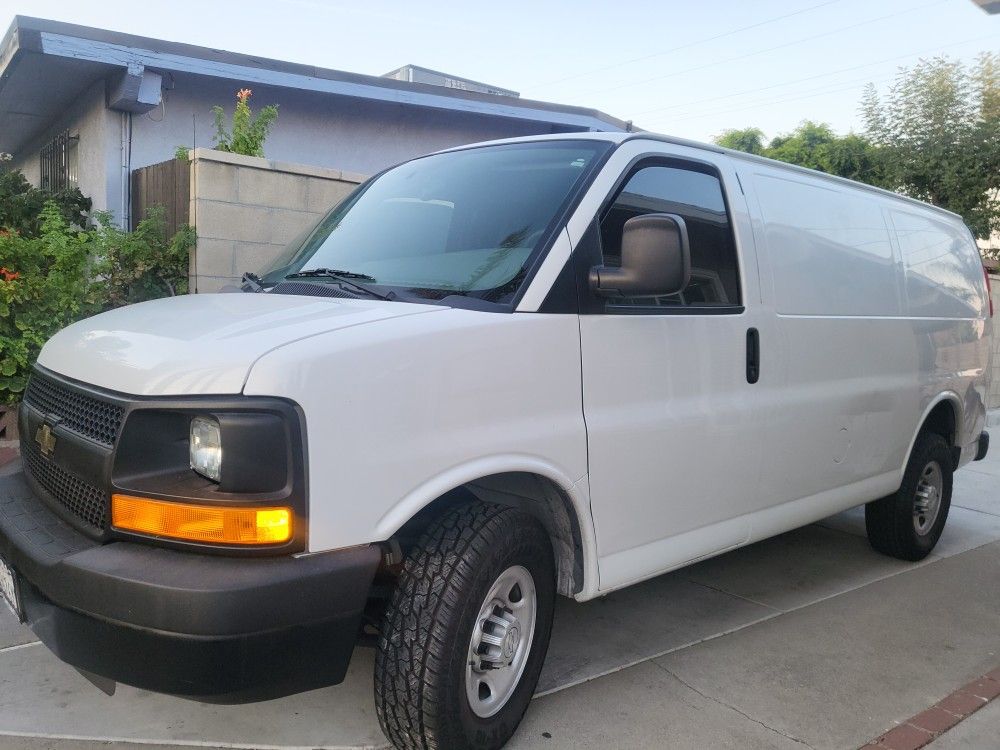 2015 chevy express cargo van 8cyl título limpio 32000 millas originales, llantas nuevas, un solo dueño.