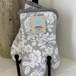 Kitchen/Grill Wear. Martha Stewart Floral Gray/White 2 pc. Oven mitts