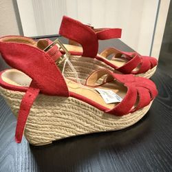 women’s Size 7 1/2 Wedge. Never Worn.