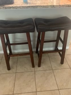 2 bar stools