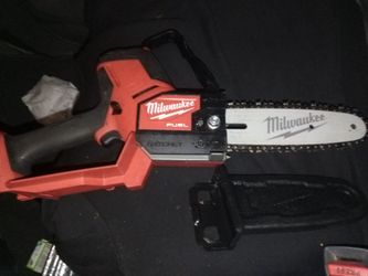 Milwaukee FUEL Cordless Pruning Chainsaw
