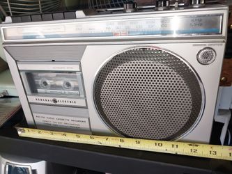 VINTAGE RADIO CASSET PLAYER IN GOOD WORKING CONDITION ONLY MISSING HANDLE