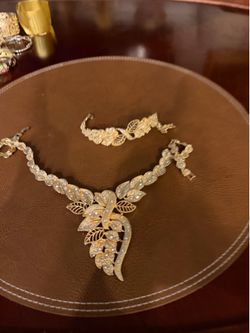Juego de Collar y Pulsera Elegante con Cristales – $25