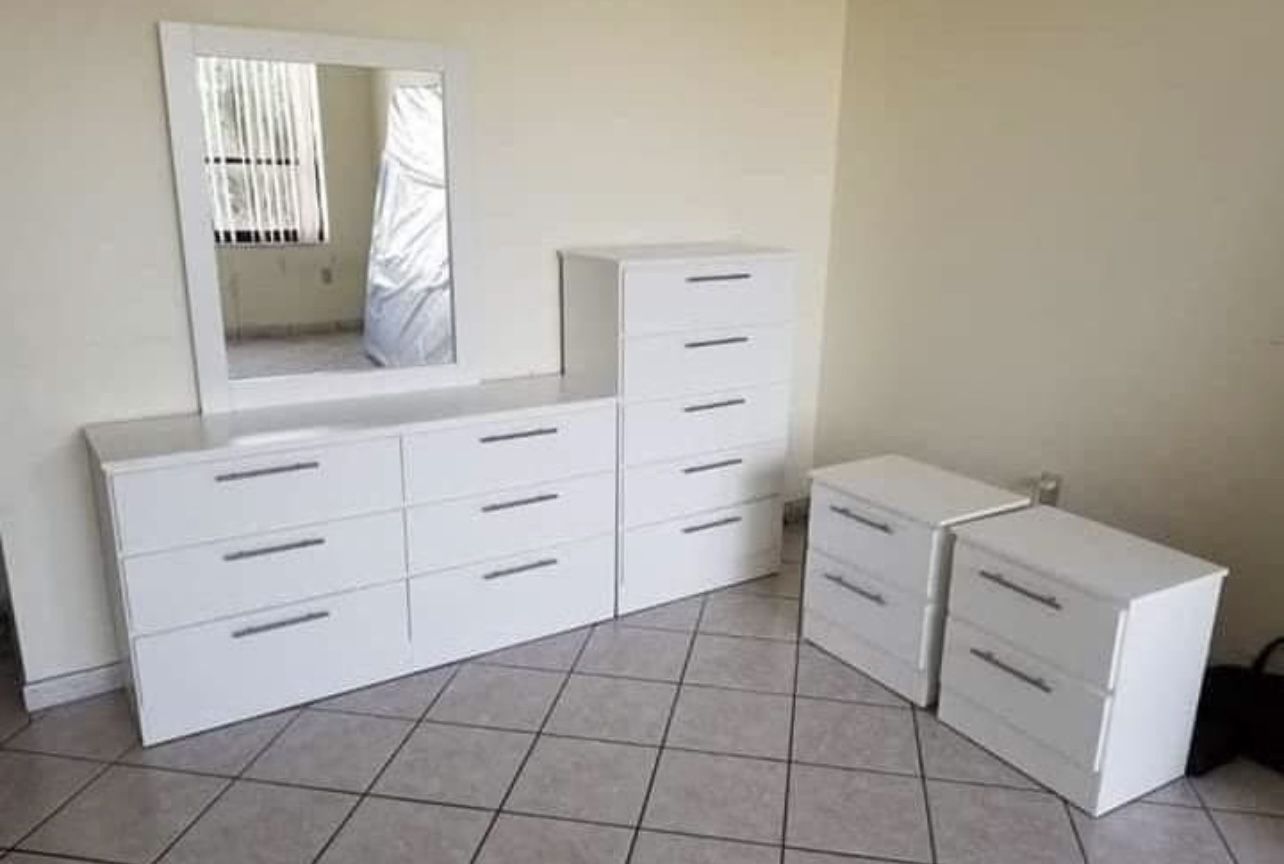 Dresser Whit Mirror , Chest And 2 Nightstands - Cómoda Con Espejo , Gavetero Y 2 Mesitas De Noche