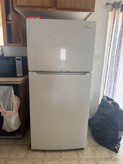 Frigidaire Top-Freezer Refrigerator White