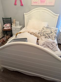 Full/queen bedroom - bed and dresser