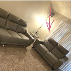 Jerome’s Thriller Loveseat – Great Condition (2024 Purchase)