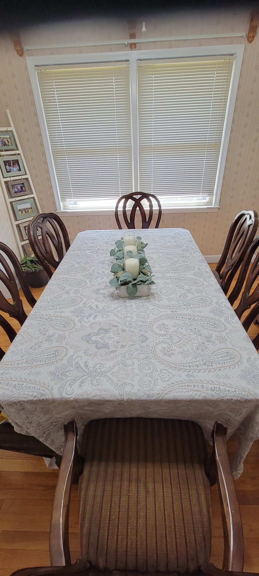 Expandable Wooden Kitchen Table & 8 Chairs