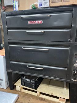 Black Blodgett Pizza Oven