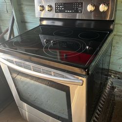 5 Burner Electric Stove. Priced To Sell Fast. 350$ Cash Only