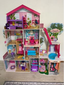 Beautiful doll house (English & Spanish )