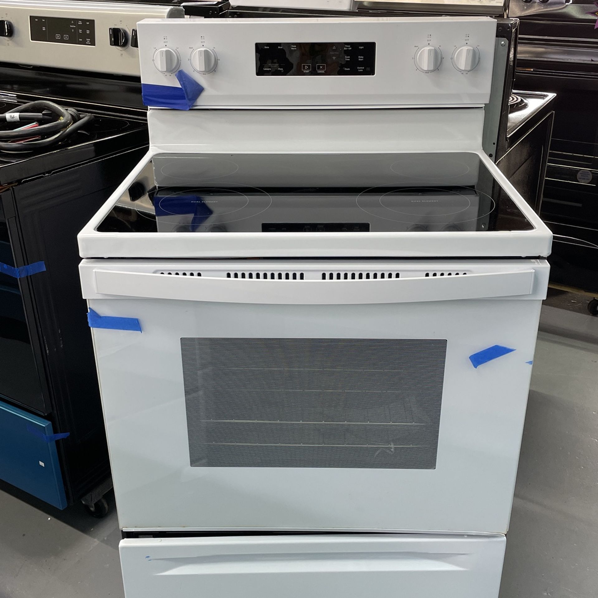 Whirlpool 30 in. 4 Burner Element Freestanding Electric Range in White