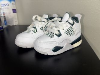 Kids Jordan’s “Oxidized green 4s” Size 5c