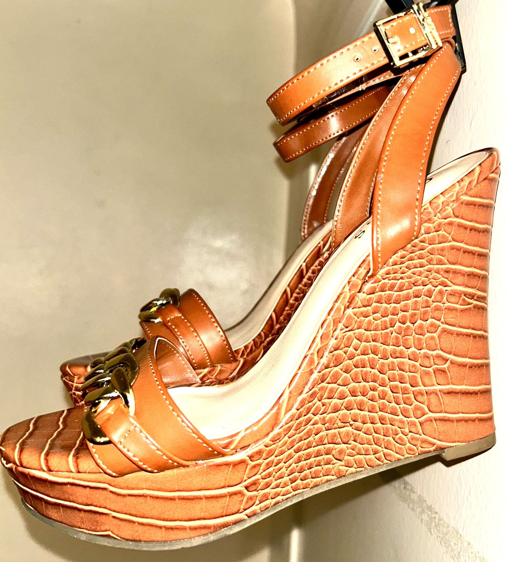 ✨ ✨ Guess Wedges – Like New! Neutral Holiday Style 👠 $69✨