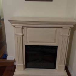 Freestanding electric fireplace mantel with insert