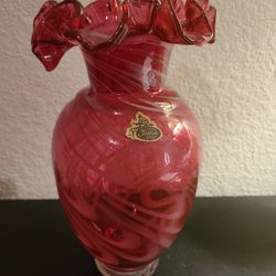 EXQUISITE VTG Fenton 9" Cranberry Swirl Glass Ruffled Edge Vase.

