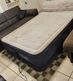 Intex Dura-Beam Deluxe Dream Lux Pillow Top Air Mattress with Electric Pump and Headboard. Pre-owned