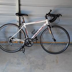 Fuji Newest 2.0, an entry-level aluminum frame road bike