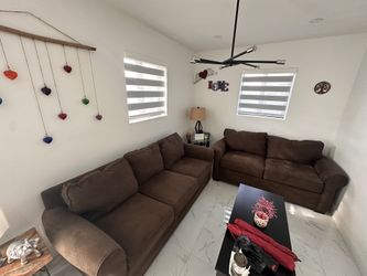 Pair Of Couches In Excellent Condition