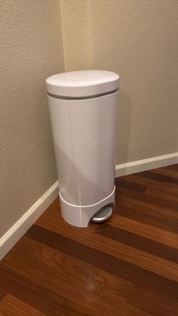 Munchkin diaper trash can