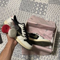 Air Jordan 1 Low Olives