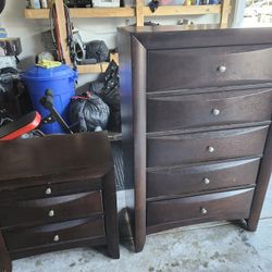 5 Drawer Dresser and Nightstand