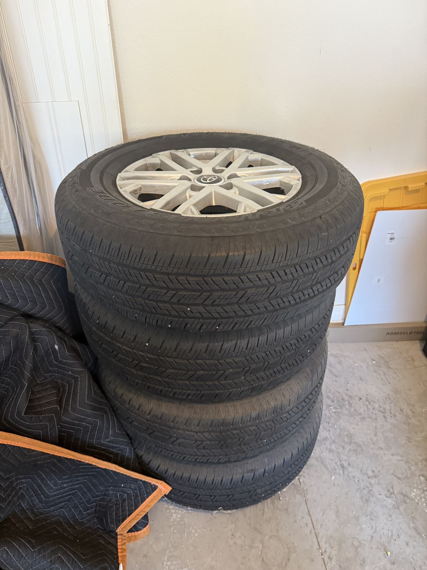 Tires And Oem Toyota Wheels 265/70/18