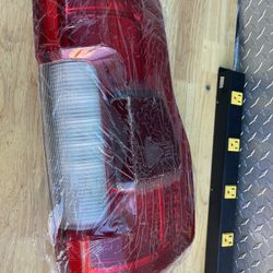 17-20  FORD F-250 F-350 SUPER DYTY TAILLIGHT DRIVER FT HALOGEN LAMP  