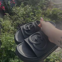 Interlocking ggs platform Gucci slides