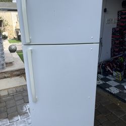 Refrigerator Insignia 18.1 CU. Ft