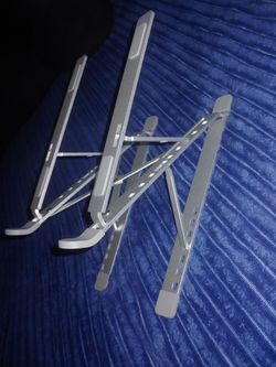 Portable laptop stand