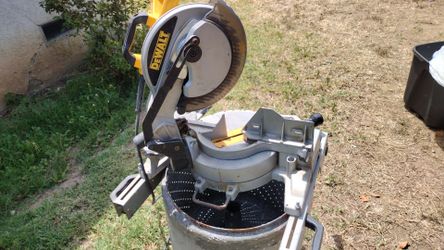 DeWalt SAW stand / and miter saw
