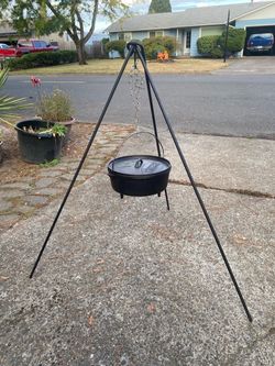 Lodge 8 qrt dutch oven & trood