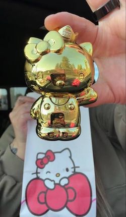 Gold hello kitty burgerking toy