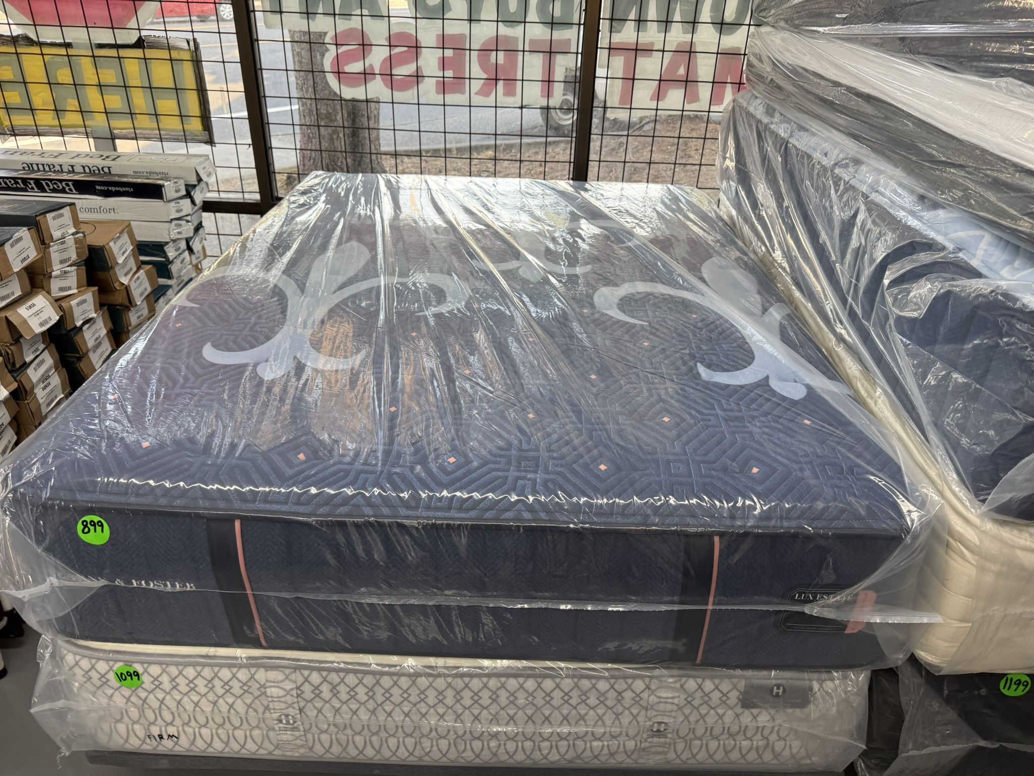 QUEEN SIZE STEARNS & FOSTER LUX ESTATE (EXTRA-FIRM) MATTRESS & BOX SPRING BED SET