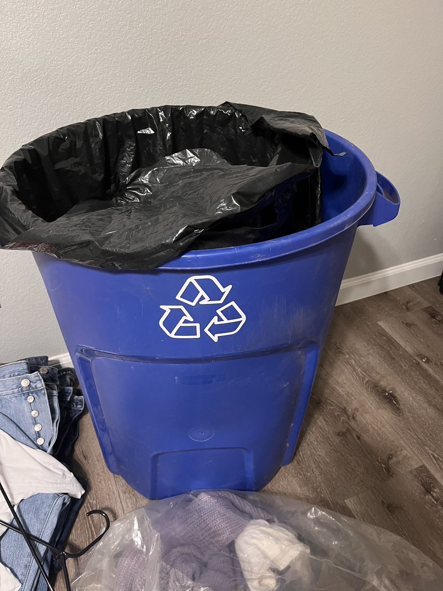 Recycle Bin With Lid 